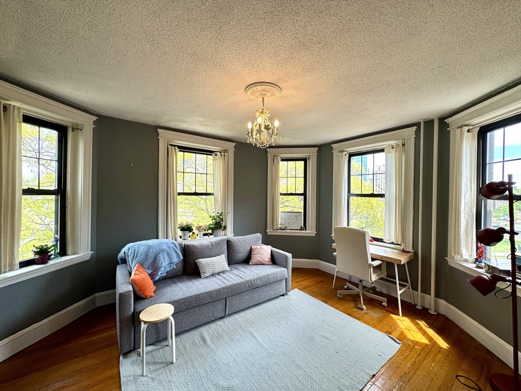122 Riverway - Fenway