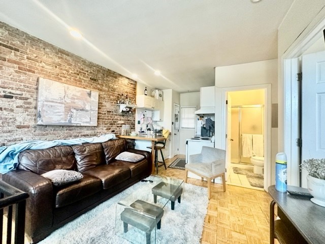 472 Commercial - North End