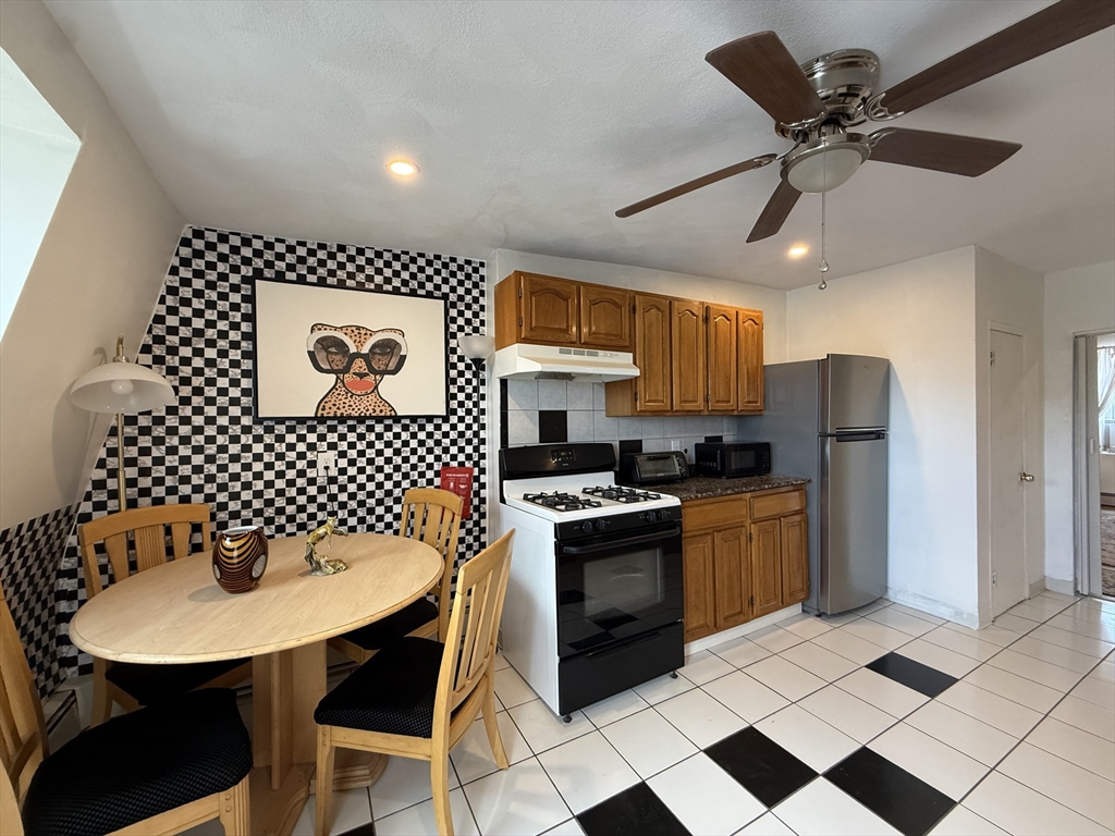 125 London - East Boston