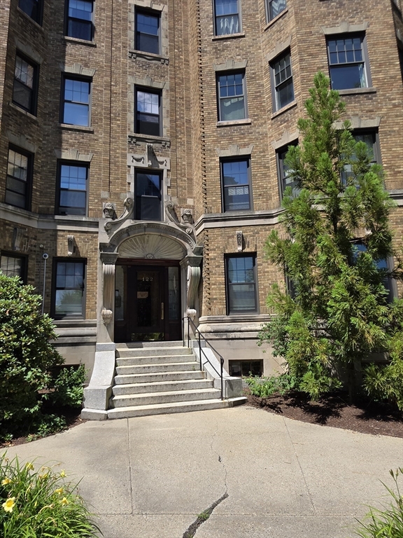 122 Riverway - Fenway