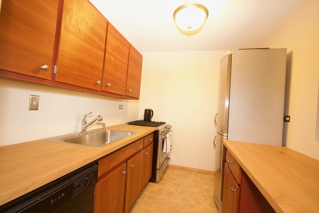 2 Hawthorne Pl. - West End