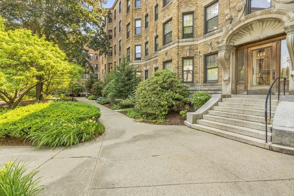 122 Riverway - Fenway