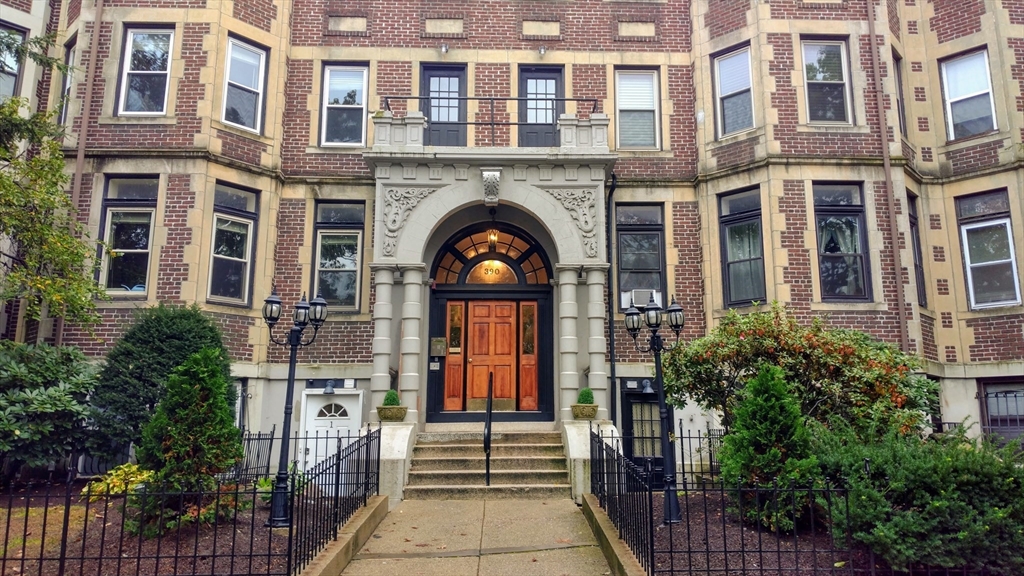 390 Riverway - Mission Hill