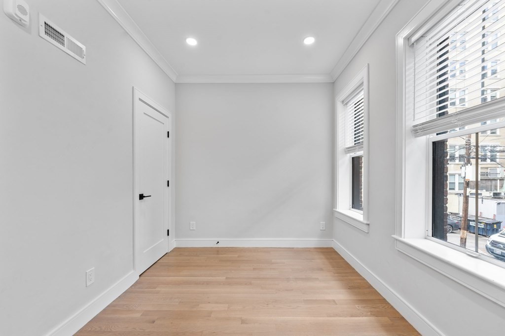 535 Newbury St. - Kenmore