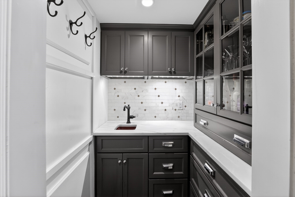 12 Hereford - Back Bay