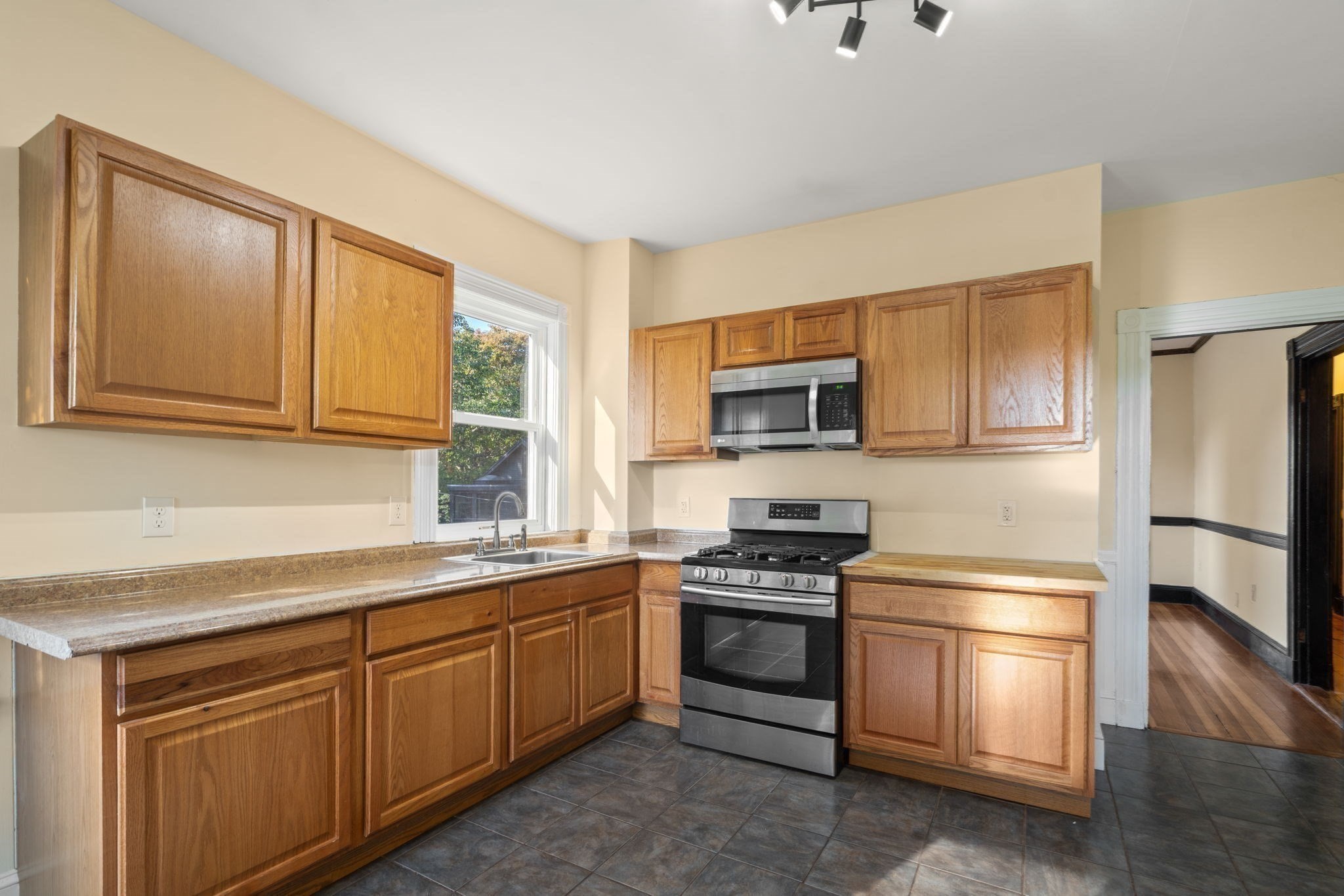 32 Thornton - Roxbury