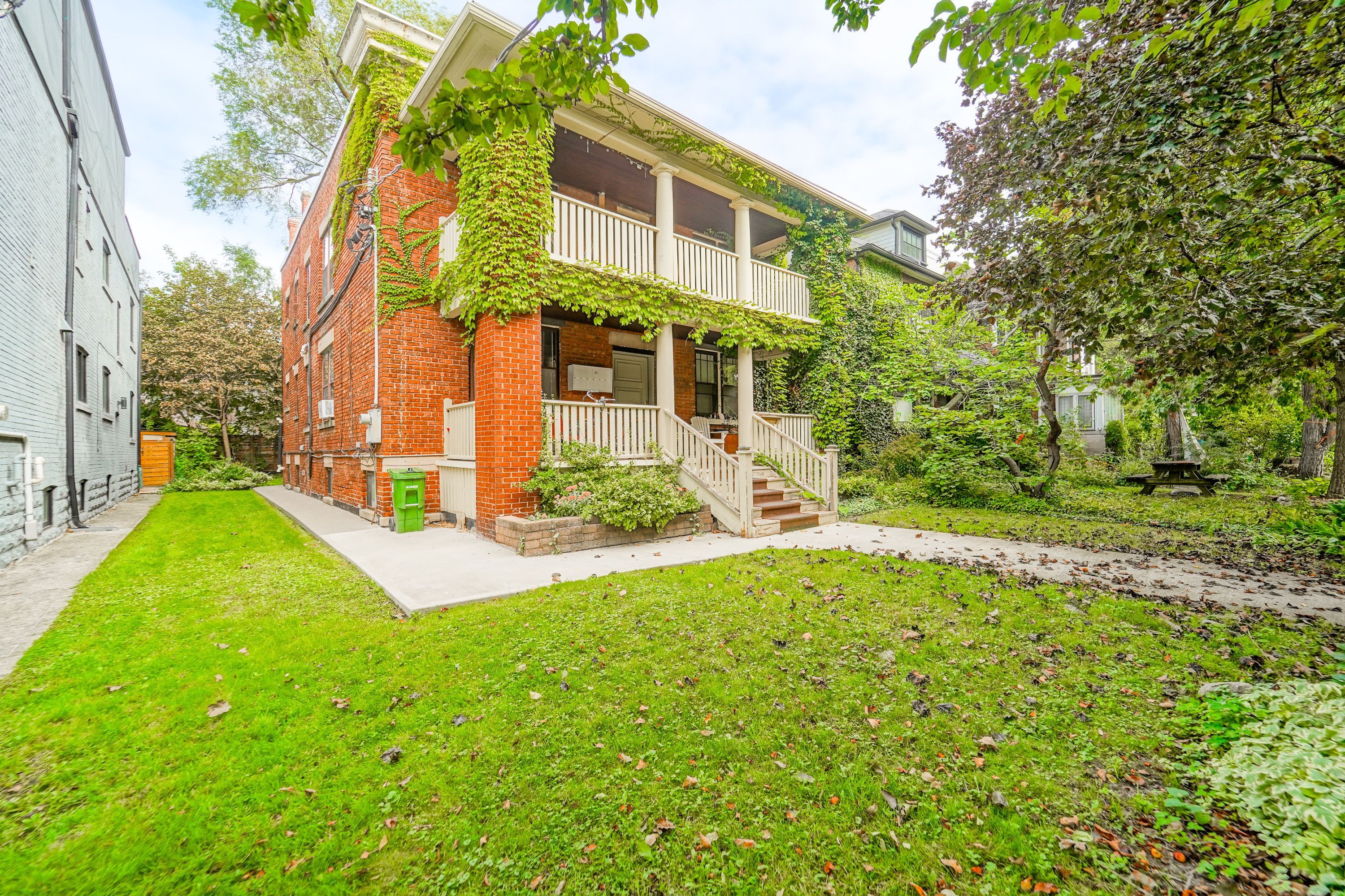 8 Thorncliffe Avenue - East York