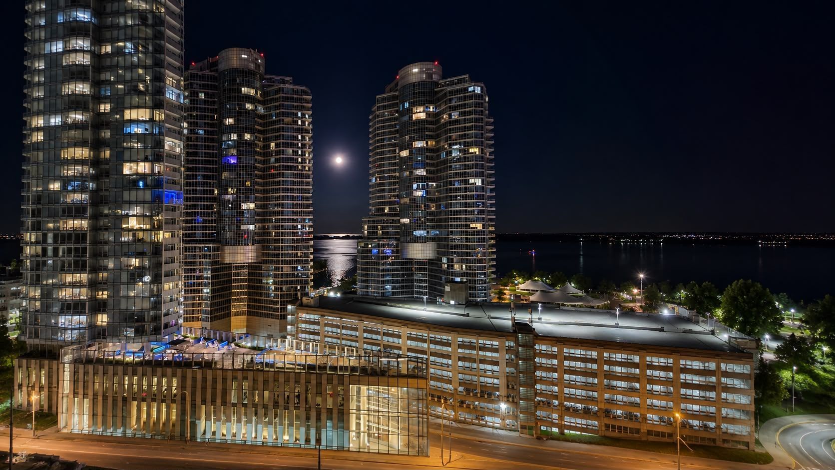 19 Grand Trunk Crescent - Downtown